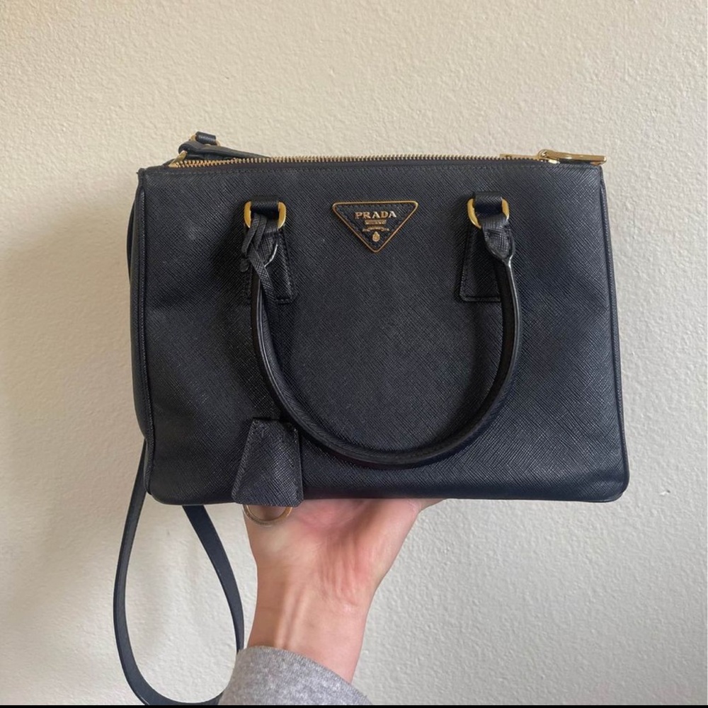 Authentic prada saffiano small handbag - Dustbag and authenticity card included